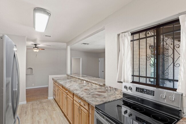 Building Photo - Gorgeous home near UA