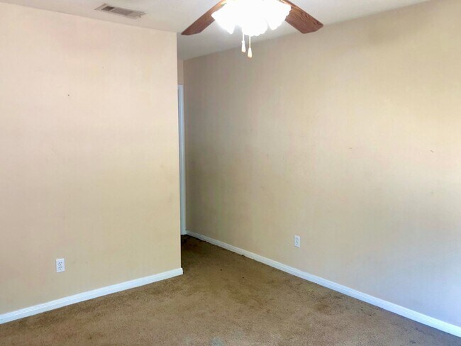 Building Photo - 3bd/2ba Attached Home