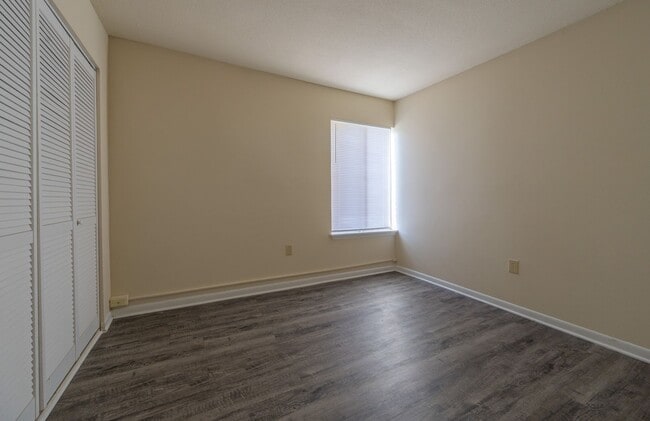 Building Photo - 2 Bedroom Condo In CHAPEL HILL!