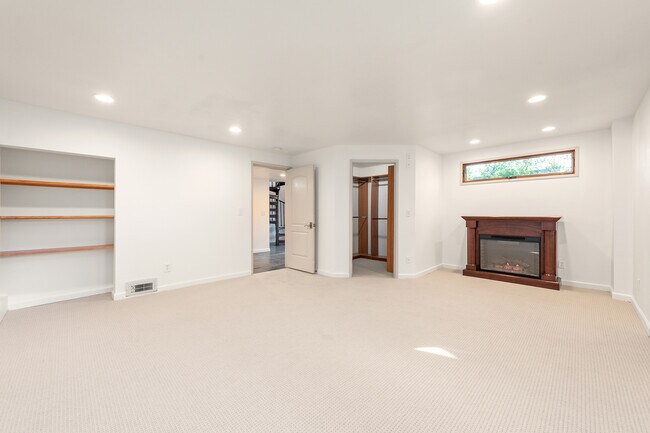 Master Bedroom - 570 Okeefe St