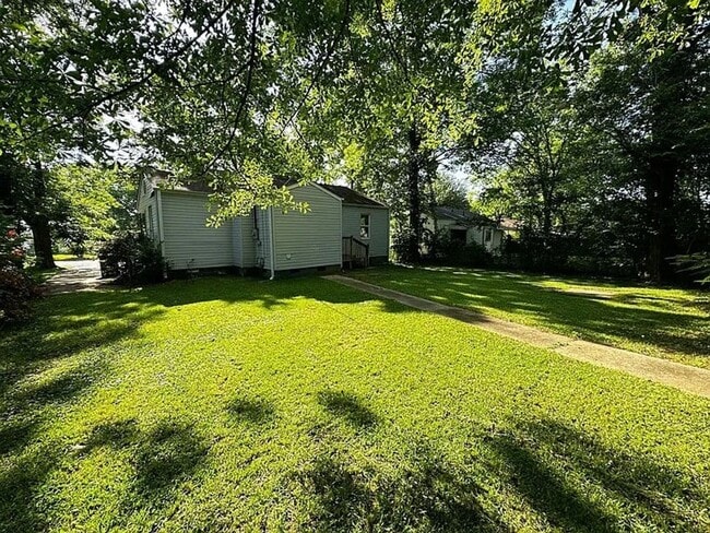Building Photo - Beautifully Renovated 3 Bedroom 1 Bath Home