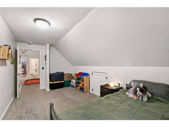 Building Photo - 950 Arkwright St N