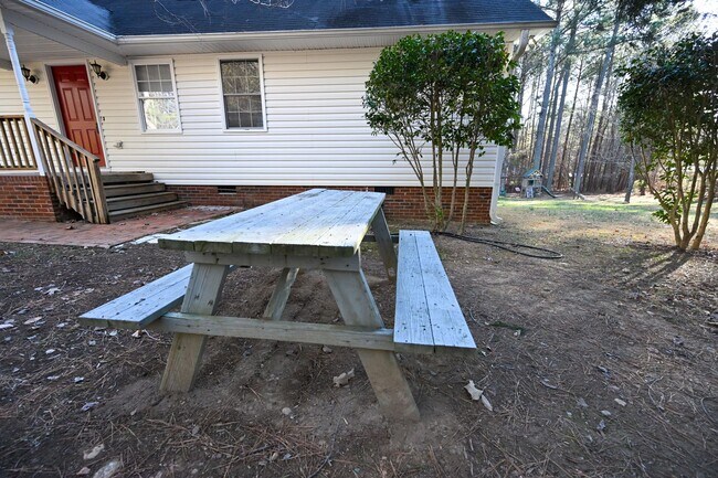 Building Photo - Stunning 3BR / 3BA Home on 2.48 Acres – Hillsborough, NC