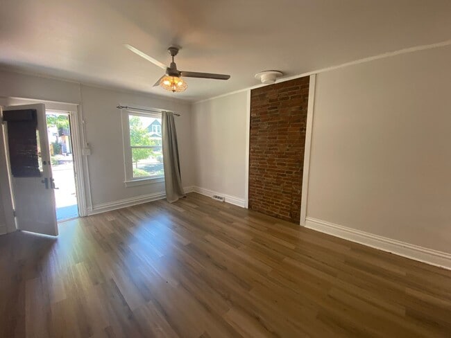 Building Photo - Beautiful 2 Bed 1 Bath Rowe Home in Washington Park Neighborhood