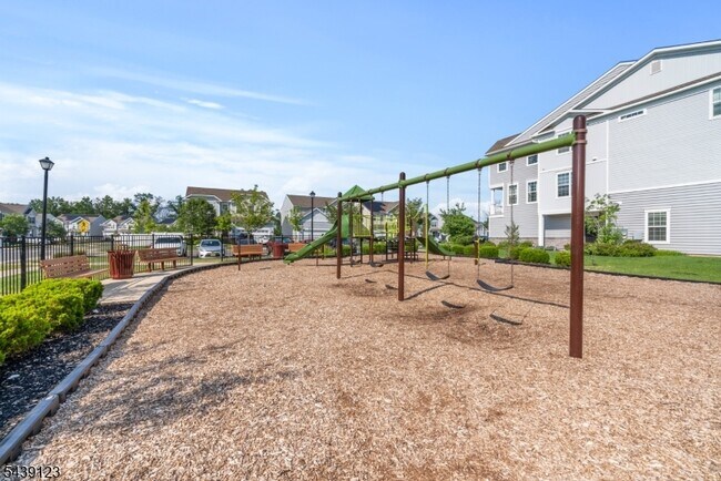 Building Photo - 19 Tippet St