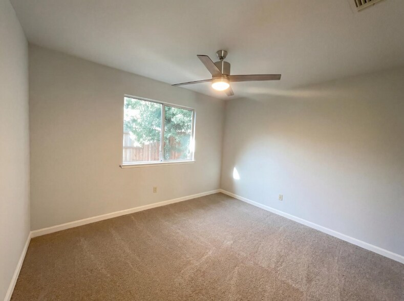 Building Photo - 4744 Ponderay Ln