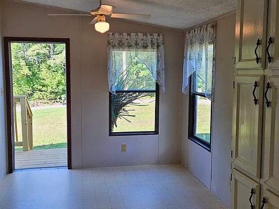 Building Photo - 3366 Shoreland Dr