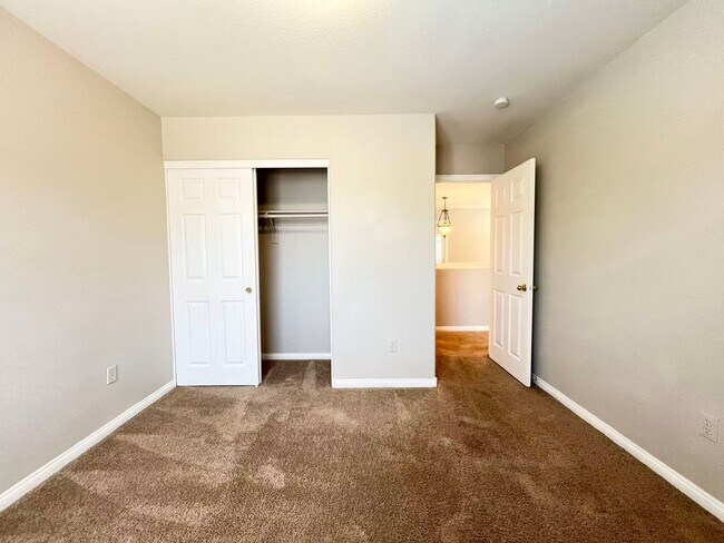 Building Photo - Beautiful single family Home in the SW Gated Community