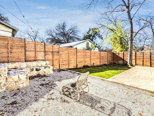 Building Photo - Stylish 2-Bedroom Home with Modern Bathrooms & Private Yard