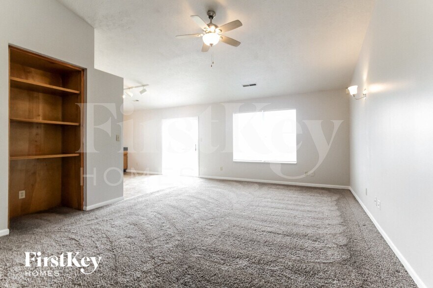 Building Photo - 2215 Rolling Oak Dr