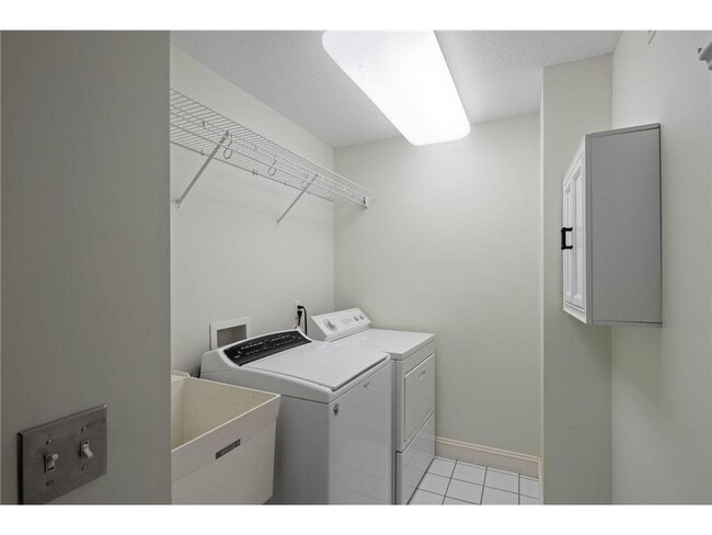 Building Photo - 517 River St