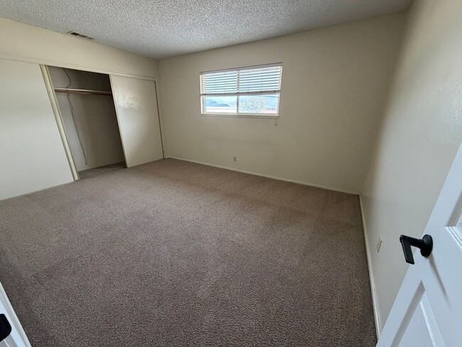 Building Photo - Beautiful home look, 4-plex, across from UNLV