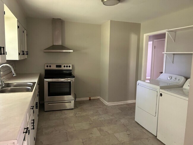 Building Photo - 3br 1Ba and a large back yard with move in special for July!