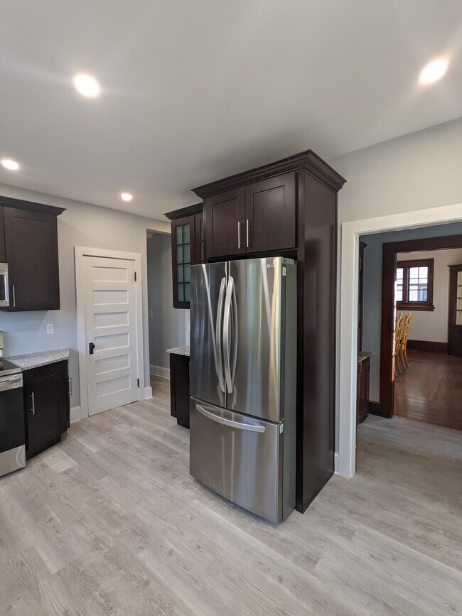 Building Photo - 171 Lincoln St