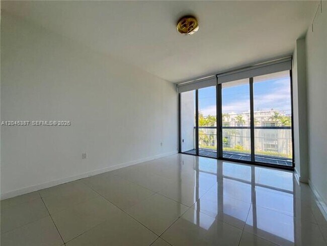 Building Photo - 9940 W Bay Harbor Dr