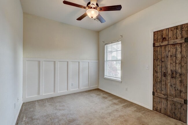 Building Photo - 1605 Silver Oak Dr