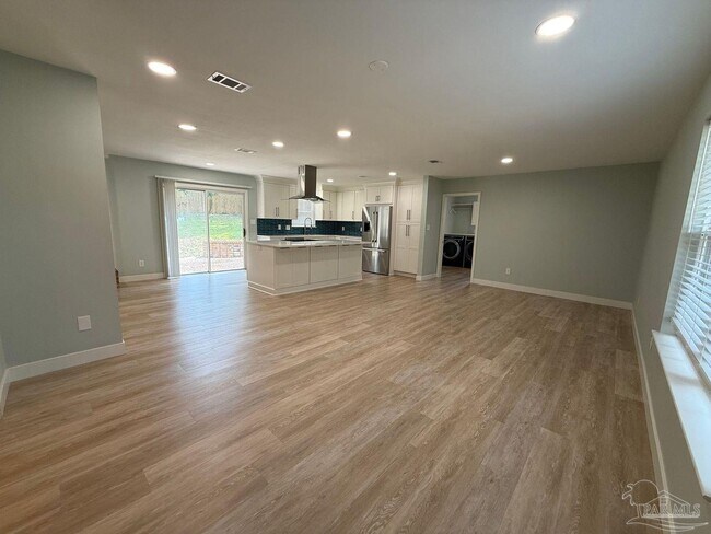 Building Photo - 420 Dolphin St