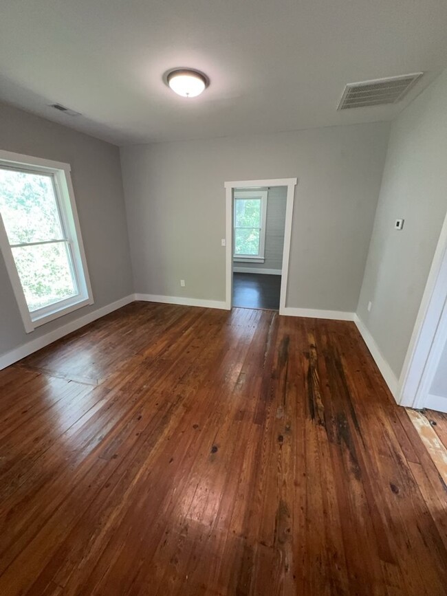 Building Photo - Charming 2 BR 2 BA in St Elmo Leasing Spec...