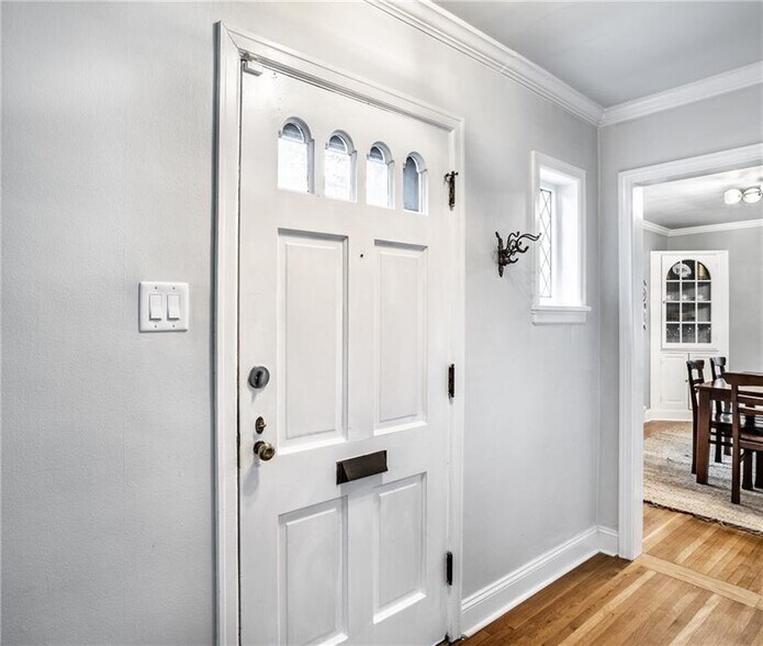 Building Photo - 5953 Rosslyn Ave