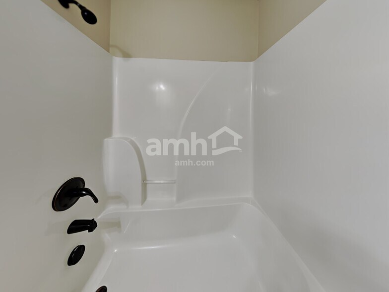 Building Photo - 902 Tanager Ct