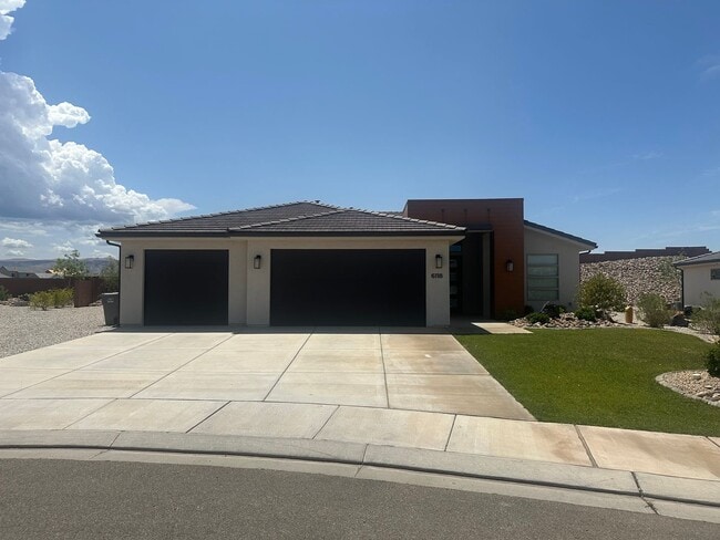 Primary Photo - 3 bed plus office / 2.5 bath / 3 car Singl...