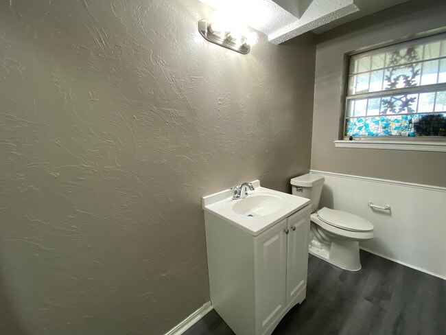 Building Photo - Charming 5 Bedroom House