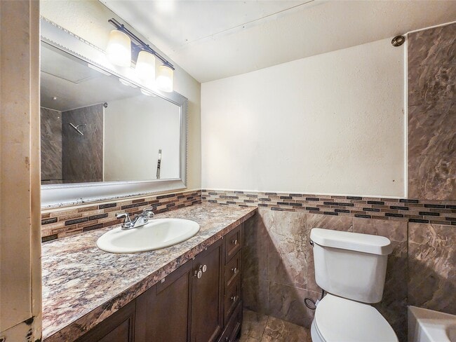 Building Photo - 2820 S Bartell Dr
