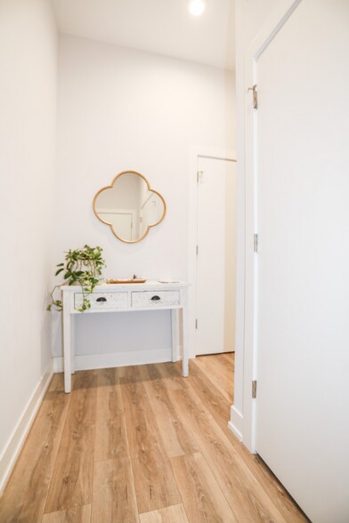 Building Photo - 2402 W Carmen Ave