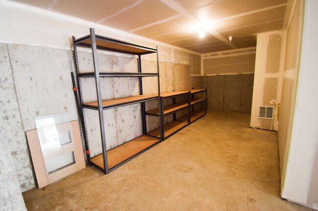 Building Photo - 10735 SW Canterbury Ln