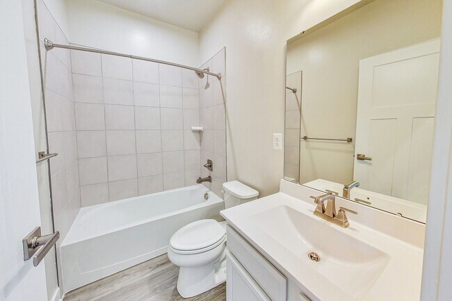 Building Photo - Meticulously Maintained 3 bedroom, 2.5 bat...