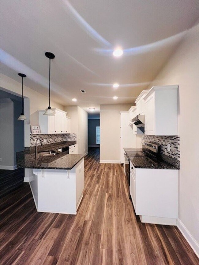 Building Photo - WOW!!  5-bedroom 3 bath