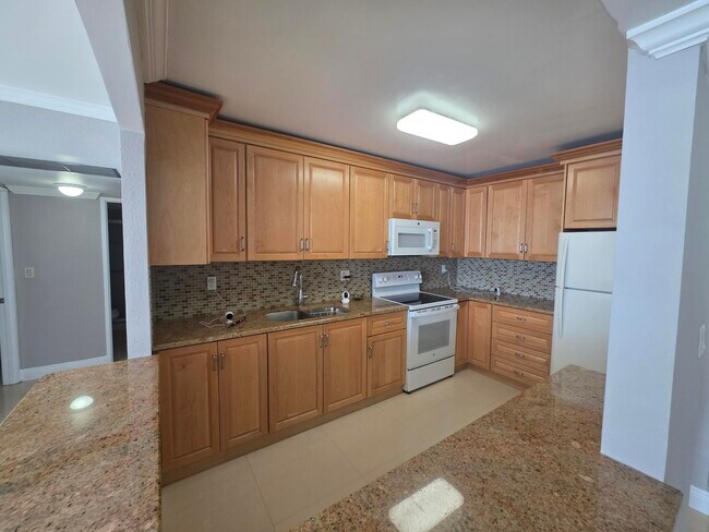 Building Photo - 3701 N Country Club Dr