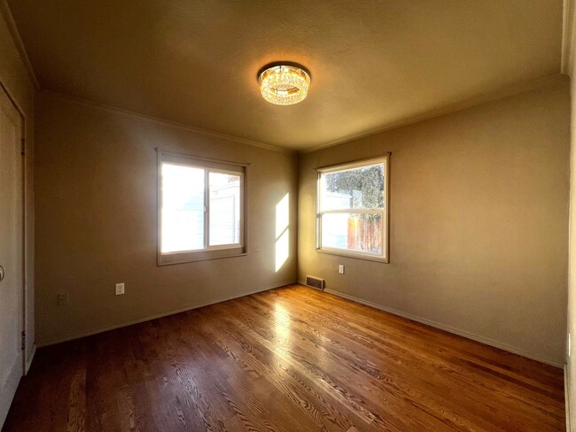 Building Photo - Move in special-$200 off first month's rent!