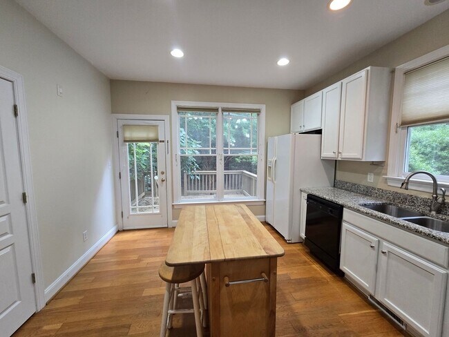 Building Photo - Stylish 3BR, 3BA Townhouse – Prime Location Near Durham & Chapel Hill!