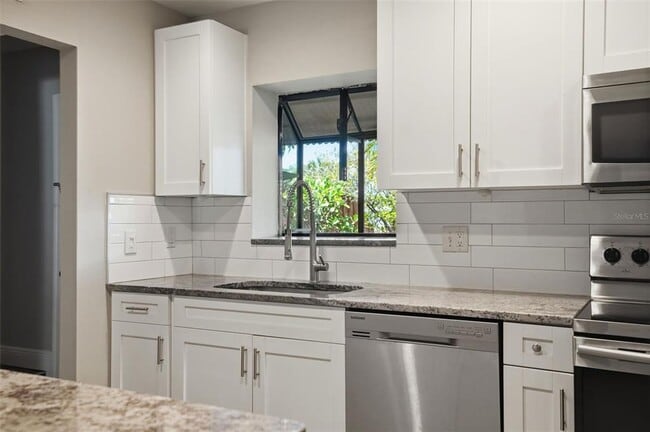 Building Photo - 727 N Himes Ave