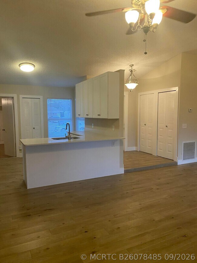 Building Photo - 1866 SW Effland Ave