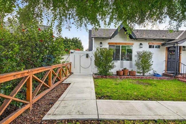 Building Photo - 2602 Deodar St