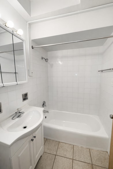 Building Photo - 2027 W 111th St