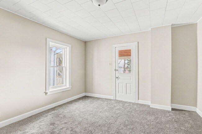 Building Photo - 5 bedroom, 2 bathroom house in downtown Carlisle