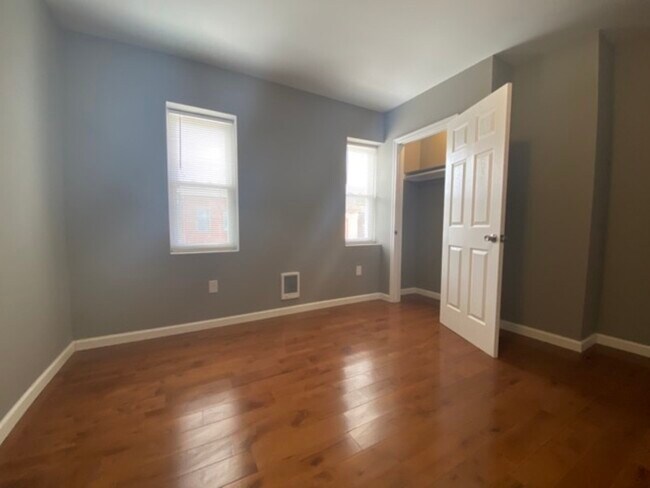 Building Photo - 925 N Markoe St