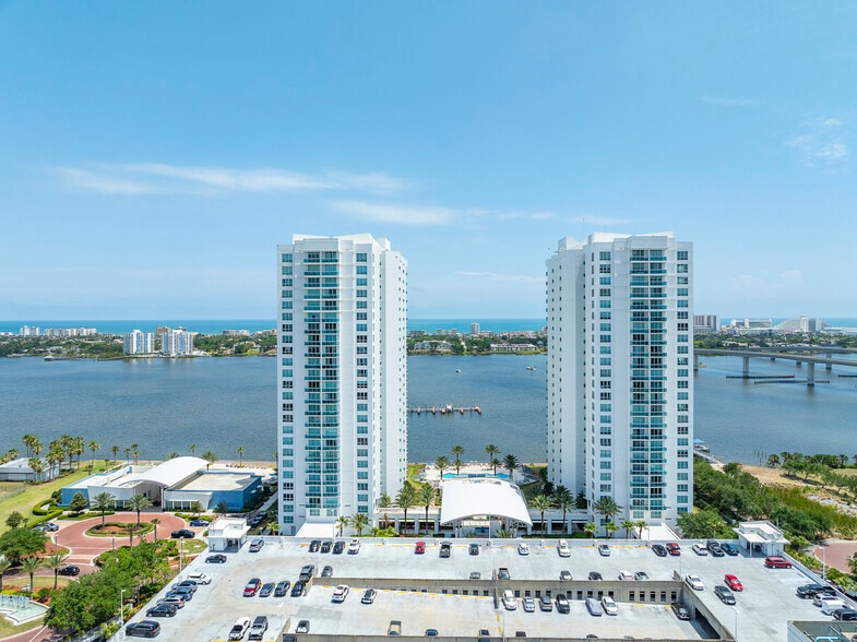 Building Photo - 231 Riverside Dr