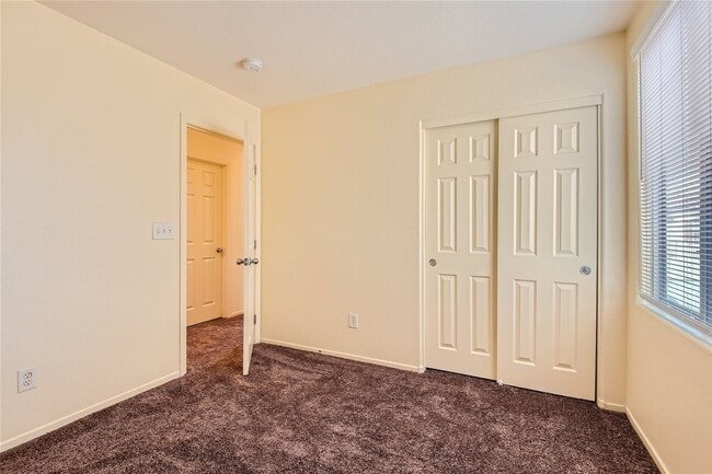 Building Photo - EXQUISITE 3-Bedroom Home - Modern Amenitie...