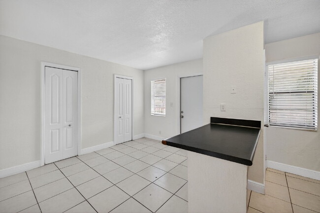 Building Photo - Bright & Modern 1-Bedroom Apartment in Prime Oakland Park Location