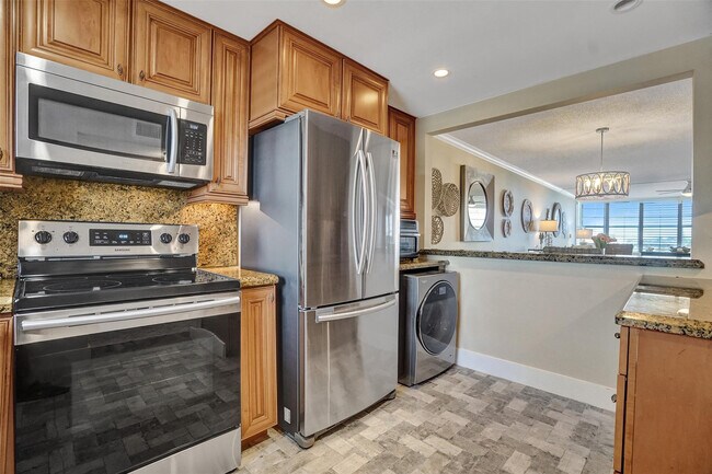 Building Photo - 3051 NE 48th St