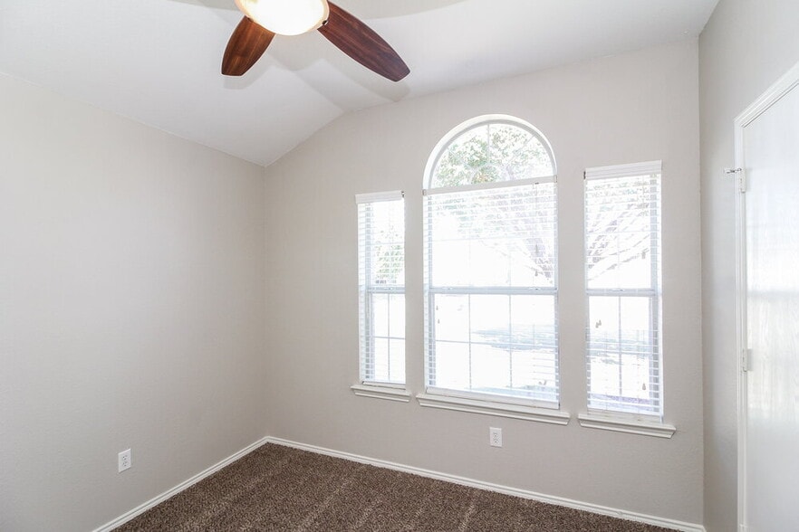 Building Photo - 1124 Sandalwood Dr
