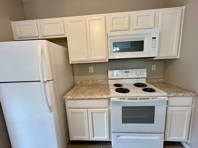 Building Photo - 3 BEDROOM 2 BATHROOM RANCH STYLE HOME IN PIKE!