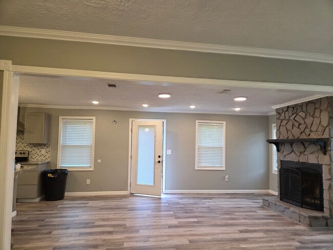 Building Photo - Beautiful Home 4 bedroom 3 bath