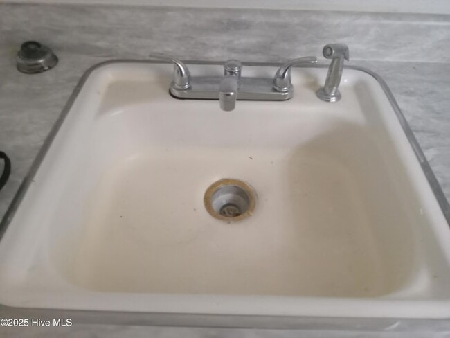 Building Photo - 321 Charlotte St