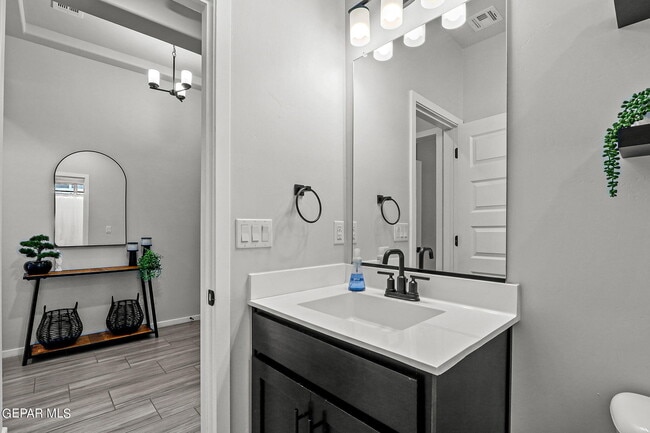 Building Photo - 840 Via Glorieta