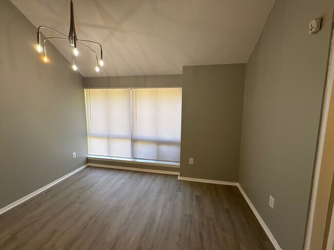 Building Photo - Newly Refreshed 3 bedroom 2 bath duplex